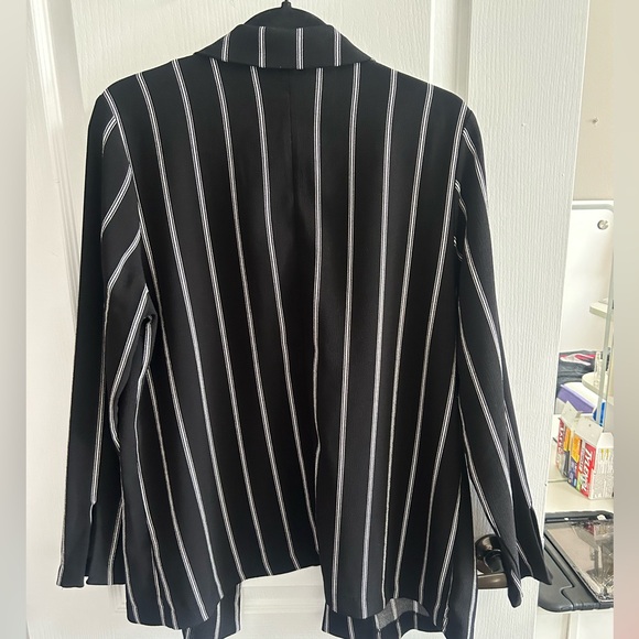 Black and white stripped blazer only worn once, in perfect condition - Picture 2 of 3